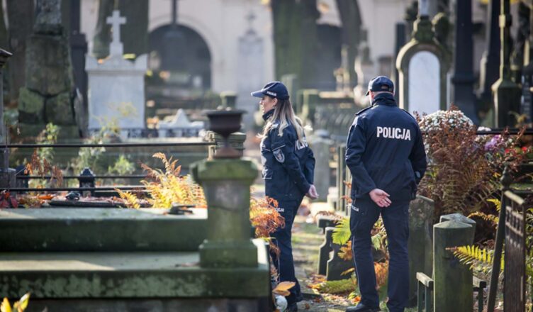 Bezpieczne wizyty na cmentarzach. Policja radzi, jak uniknąć świątecznych rozczarowań