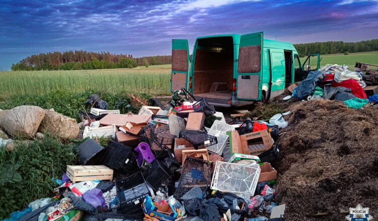 Odpady którymi załadowany był bus wyrzucili w lesie