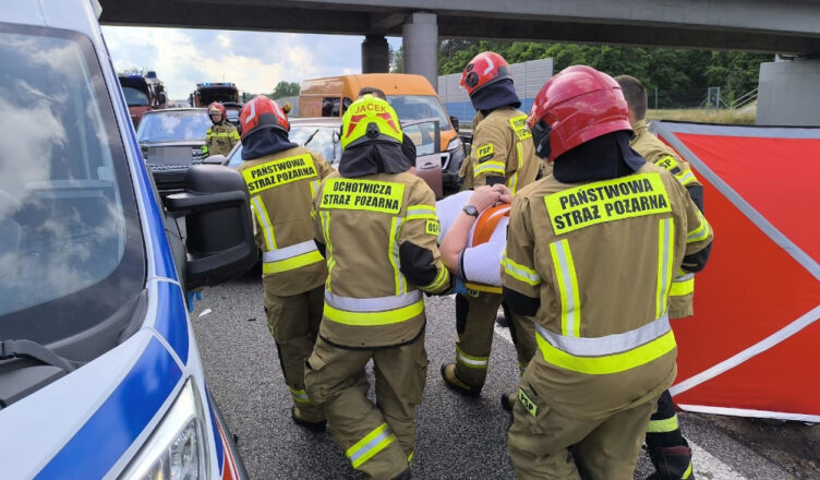 Ratownicy kwalifikowanej pierwszej pomocy w akcji ratunkowej na drodze