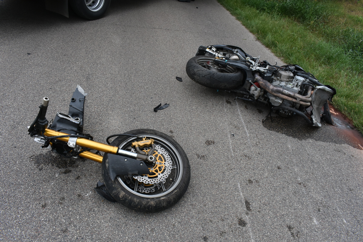 Prędkość, przyczyną wypadku z udziałem motocyklisty – uważajmy na drodze!