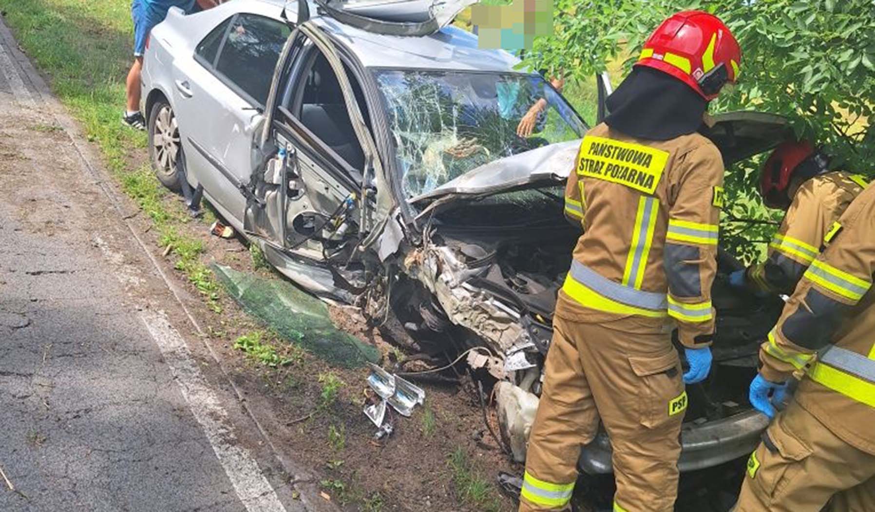 Kierowca Renaulta zasnął za kierownicą - skutki wypadku Renault vs. Volkswagen