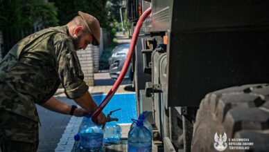 Terytorialsi 5 Mazowieckiej Brygady OT  dostarczają wodę w gminie Staroźreby