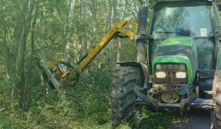 Tłuszcz - w trosce o czystość i bezpieczeństwo – oczyszczanie poboczy dróg gminnych trwa