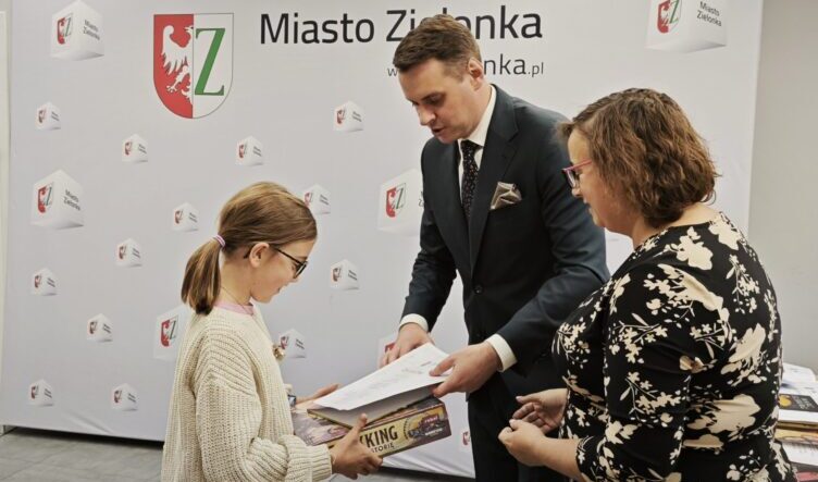 Zielonka - Wybrano laureatów konkursu "Bez książki nie jadę"