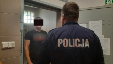 Staranował radiowóz, kierowca zatrzymany przez policjantów odpowie za czynną napaść