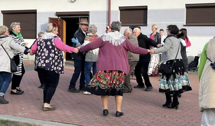 Tłuszcz - Koło Gospodyń Wiejskich „Jamajka” z Jasienicy wspiera powodzian: Sukces „Dnia Ziemniaka”