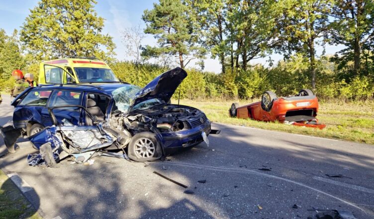 Zderzenie 3 pojazdów. Poszkodowanym pomógł policjant.