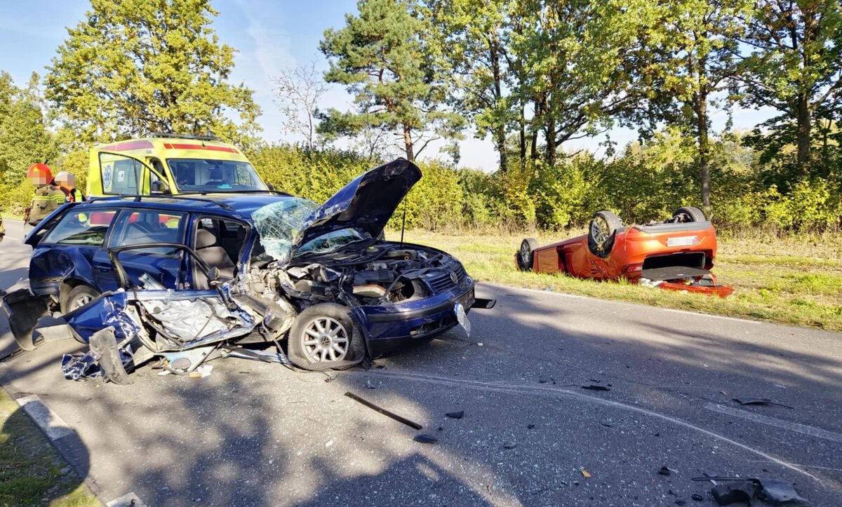 Zderzenie 3 pojazdów. Poszkodowanym pomógł policjant.