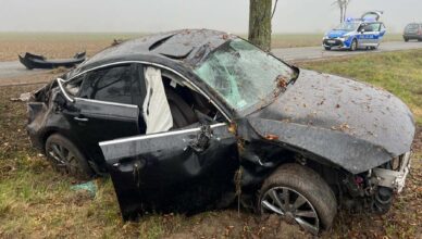 Policjant w lusterku wstecznym zobaczył samochód „w powietrzu”- funkcjonariusze natychmiast przystąpili do udzielenia kierowcy pomocy