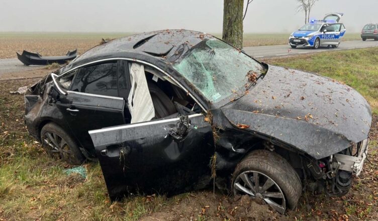 Policjant w lusterku wstecznym zobaczył samochód „w powietrzu”- funkcjonariusze natychmiast przystąpili do udzielenia kierowcy pomocy