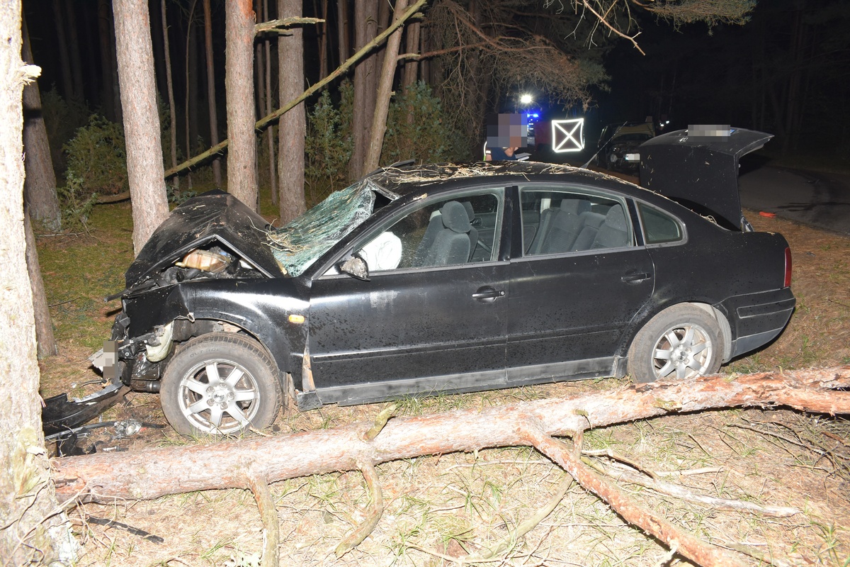 Jedna osoba zginęła, a pięć trafiło do szpitala. Tragiczny finał wypadku drogowego.