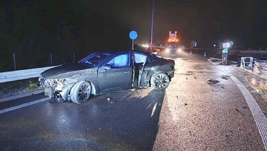 Kierowca zasnął za kierownicą i uderzył w bariery