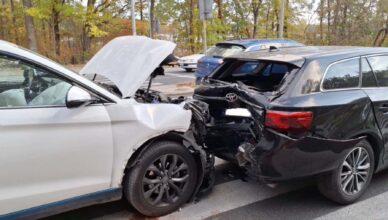 Zderzenie dwóch pojazdów na głównej arterii miasta