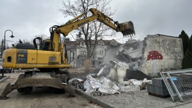 Zielonka - Stara stacja TRAFO zniknęła z placu Jana Pawła II