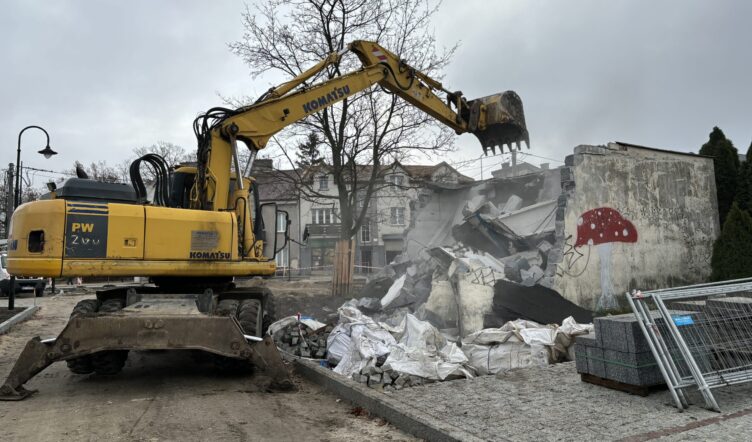 Zielonka - Stara stacja TRAFO zniknęła z placu Jana Pawła II