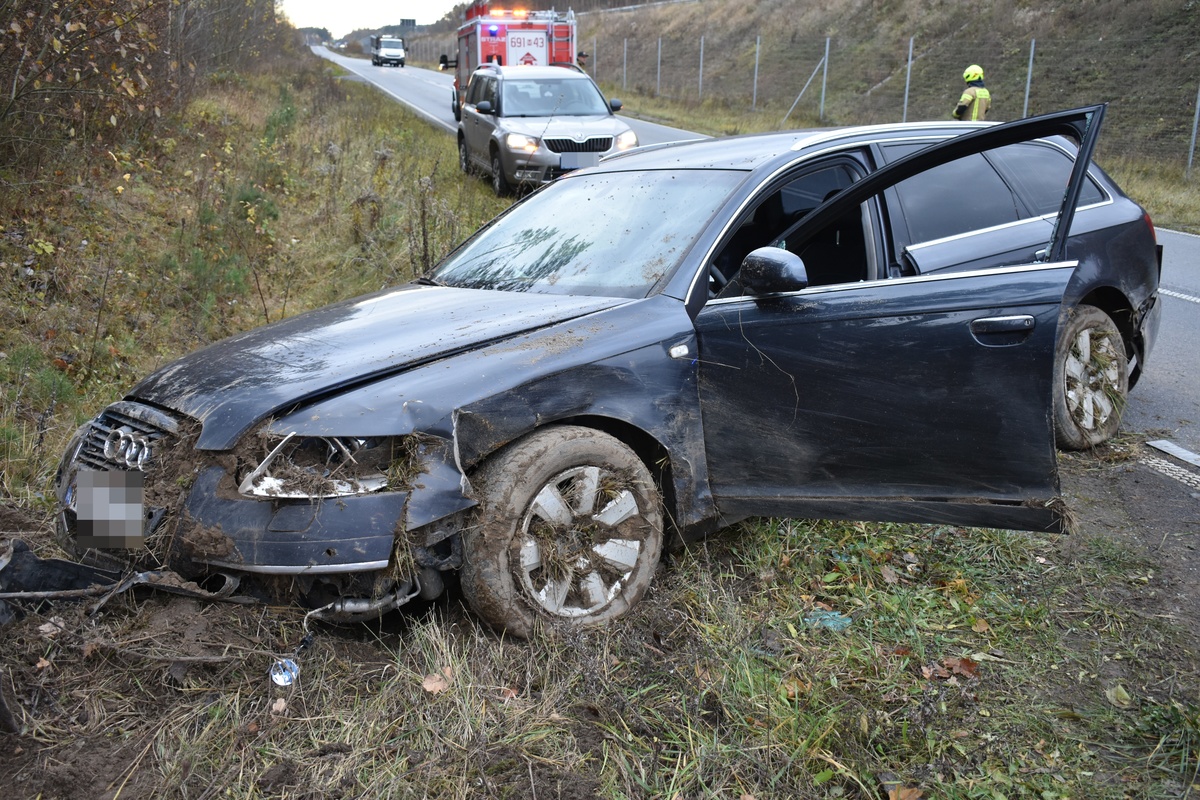 Cudem uniknął czołowego zderzenia. Był pijany i miał zakaz kierowania pojazdami. Swoją jazdę zakończył w rowie.