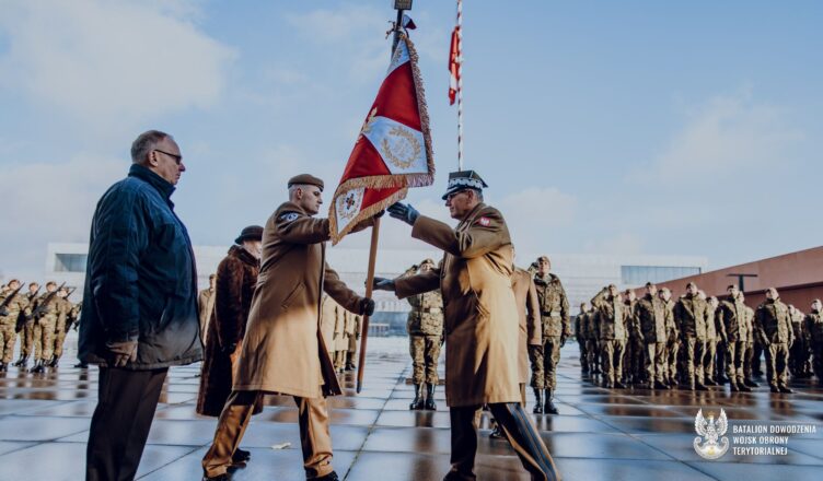 Wręczenie sztandaru Batalionowi Dowodzenia Wojsk Obrony Terytorialnej – patriotyzm, tradycja i służba Ojczyźnie