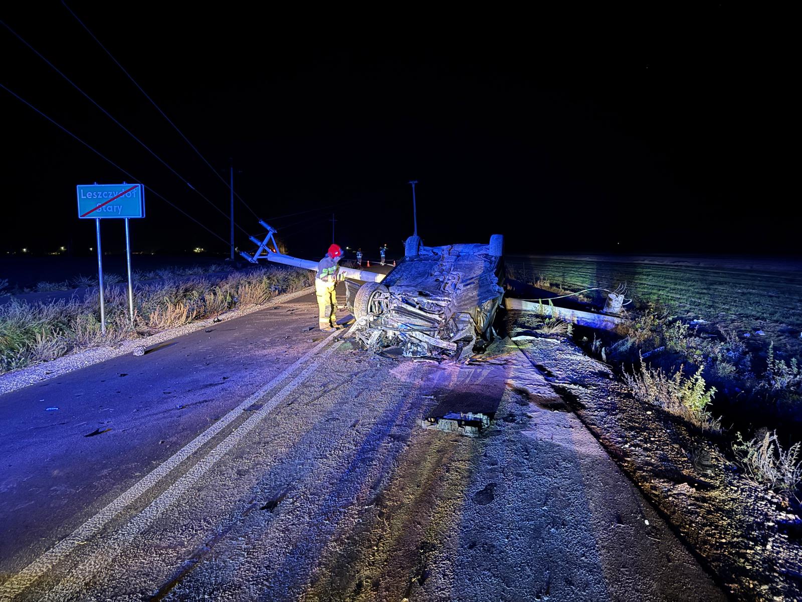 Wypadek w Leszczydole Starym – samochód ściął w słup energetyczny