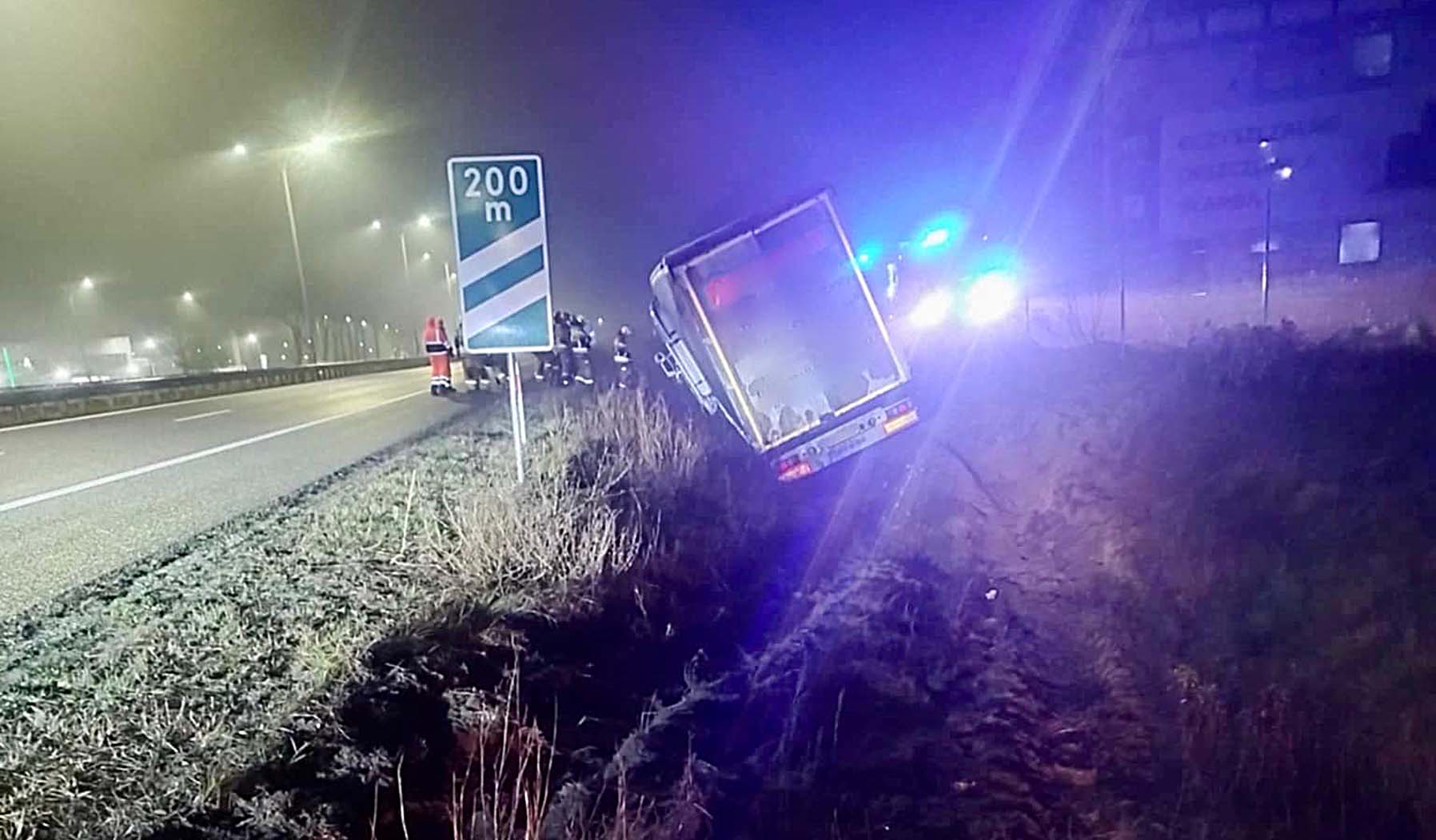 Groźny incydent na trasie S8 – samochód ciężarowy w rowie