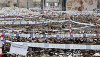 Policjanci i prokuratorzy zakończyli oględziny pogorzeliska Centrum Handlowego Marywilska 44