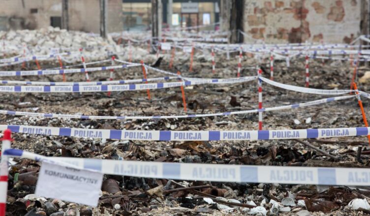 Policjanci i prokuratorzy zakończyli oględziny pogorzeliska Centrum Handlowego Marywilska 44