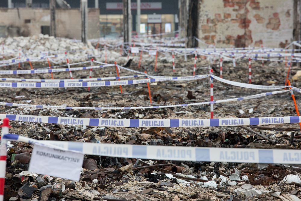 Policjanci i prokuratorzy zakończyli oględziny pogorzeliska Centrum Handlowego Marywilska 44