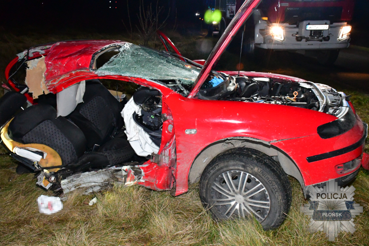 Tragiczny wypadek pod Płońskiem. Seat po uderzeniu w drzewo rozpadł się na dwie części.