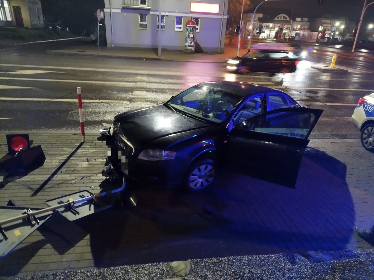 Jazda z prędkością 122 km/h i zlekceważenie czerwonego światła zakończone spotkaniem z sygnalizatorem i utratą prawa jazdy