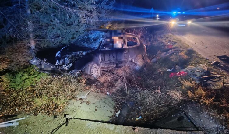 Samochód uderzył w znak i przepust drogowy. Kierowca zakleszczony w aucie.