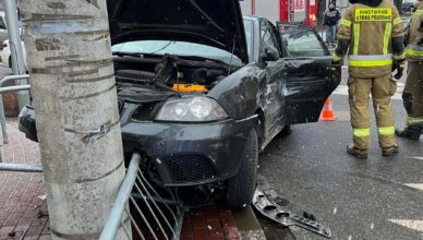 Autobus komunikacji miejskiej zderzył się z osobówką