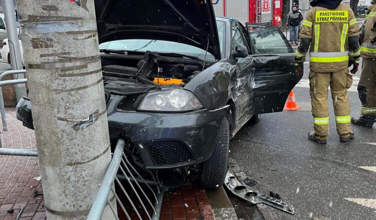 Autobus komunikacji miejskiej zderzył się z osobówką