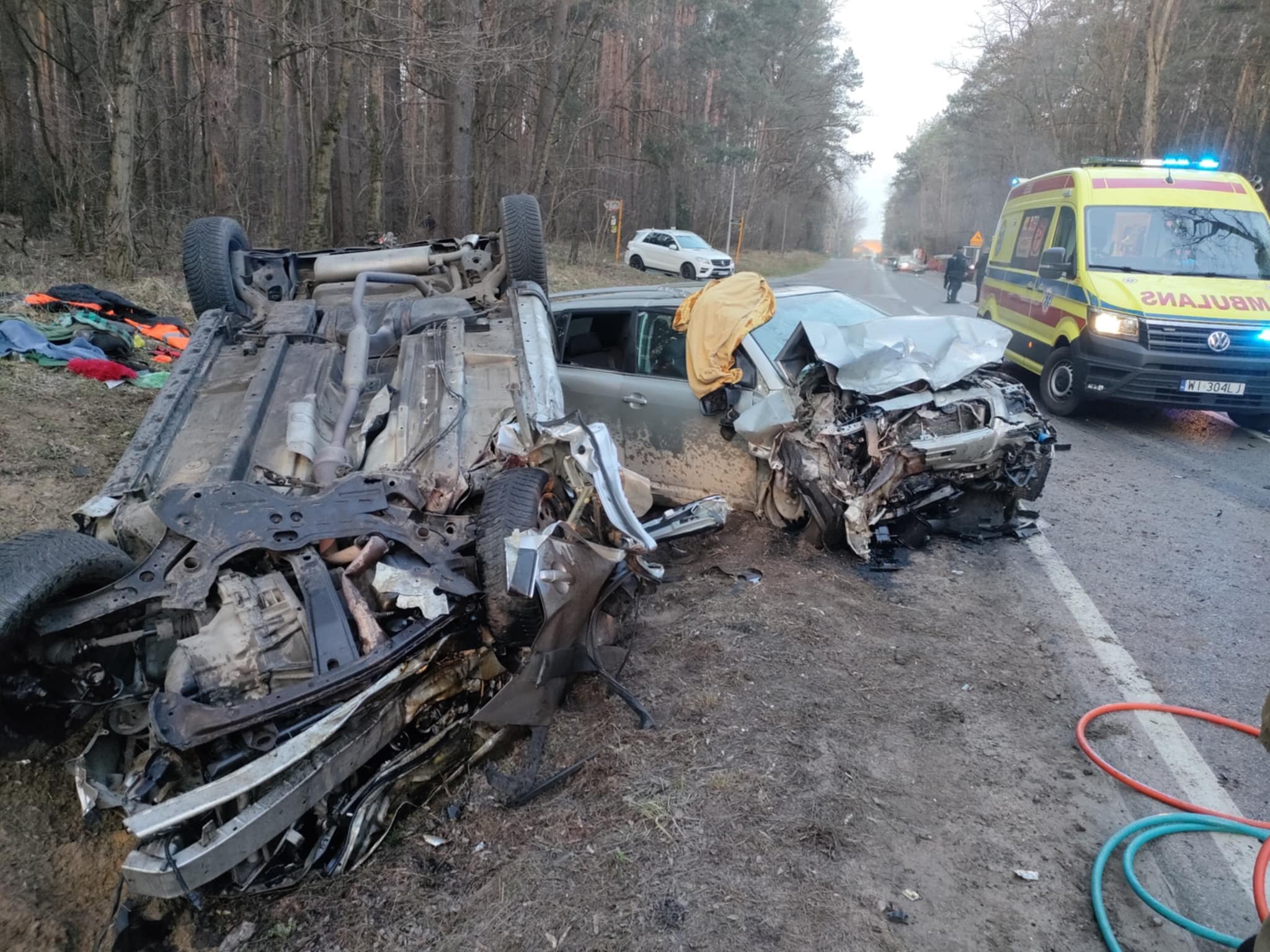 Czołowe zderzenie osobówek, dachowanie i interwencja śmigłowca LPR